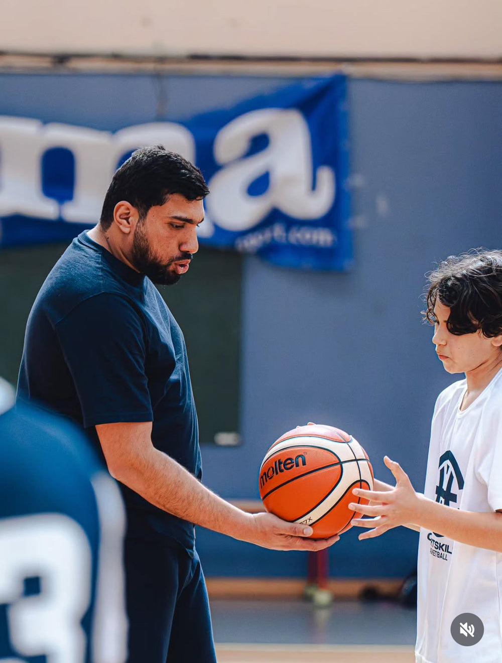 Aladin Amdouni, fondateur d'OFFIBALL, avec un jeune joueur